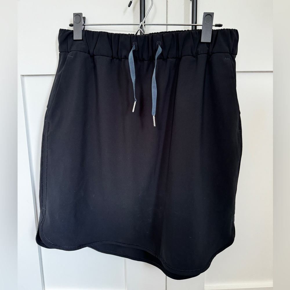 Lululemon On the Fly skirt - Size 10